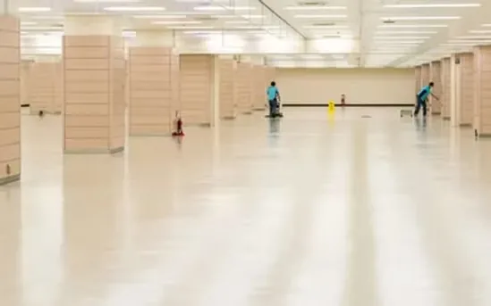 Große Halle wird gereinigt – Unterhaltsreinigung in Berlin