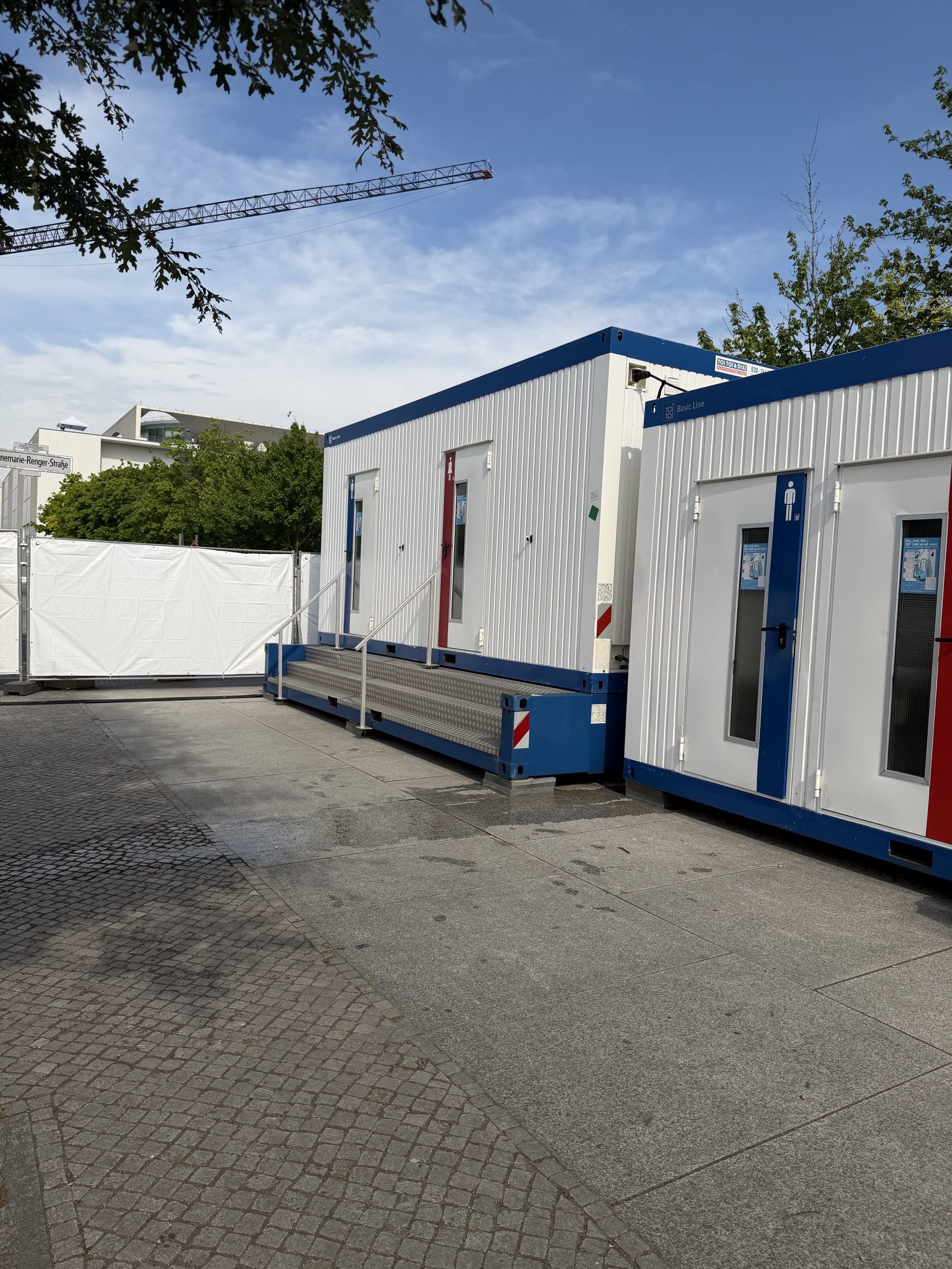 Weiß-blaue Sanitärcontainer mit barrierefreier Rampe beim Deutschen Veteranentag in Berlin – gereinigt von LAK Cleaning Service