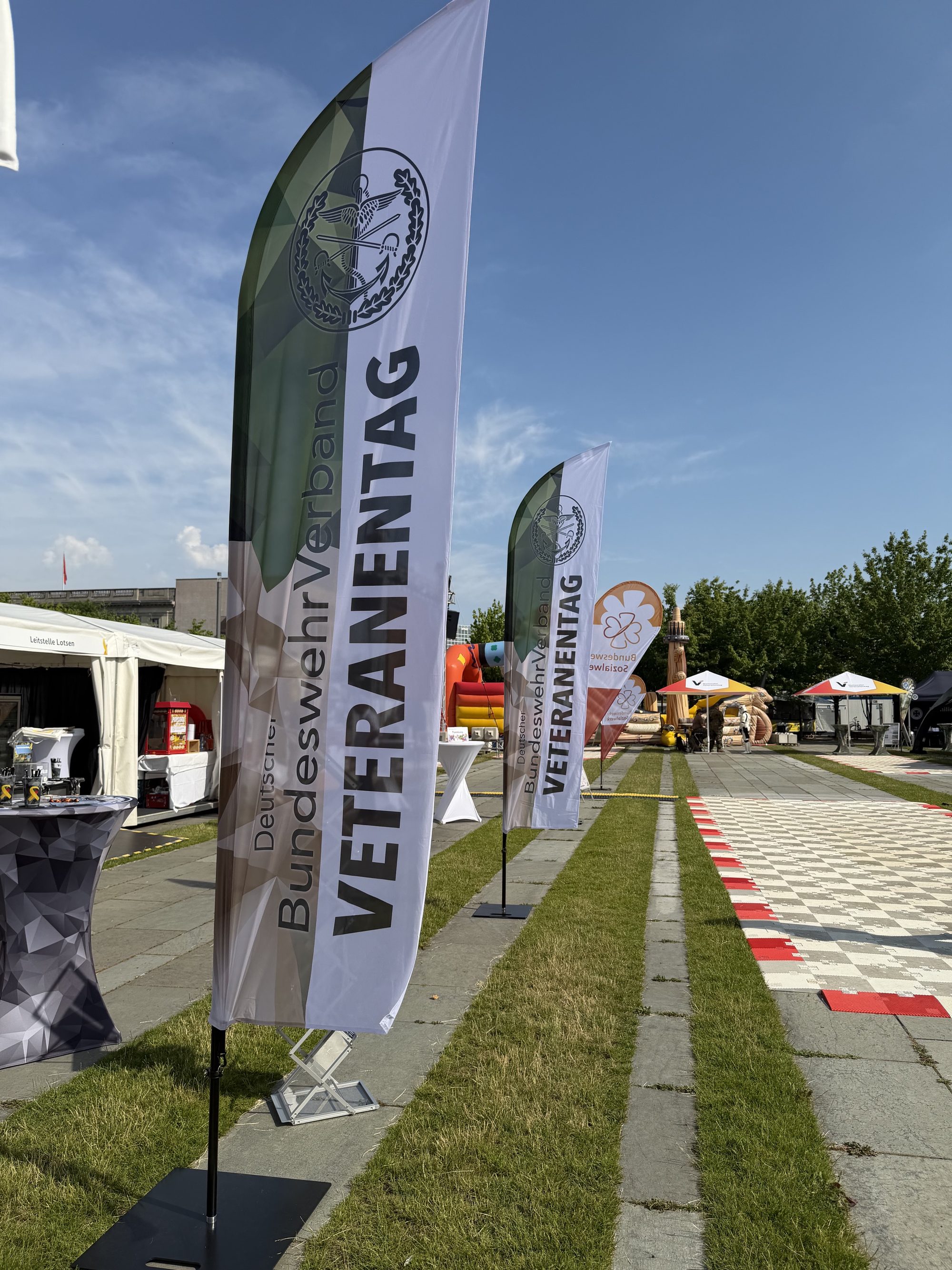 Beachfahnen des Deutschen Bundeswehrverbands mit Aufschrift Veteranentag beim Deutschen Veteranentag in Berlin